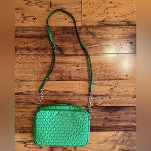 Signature Logo Jet Set Large East West Crossbody Bag